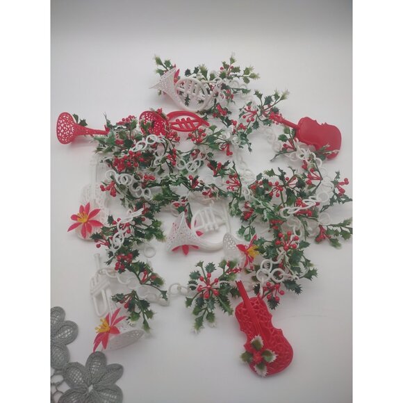 Vintage MCM 1960s Plastic Christmas 8 ft Garland Musical Instruments Holly Berry - Picture 13 of 15
